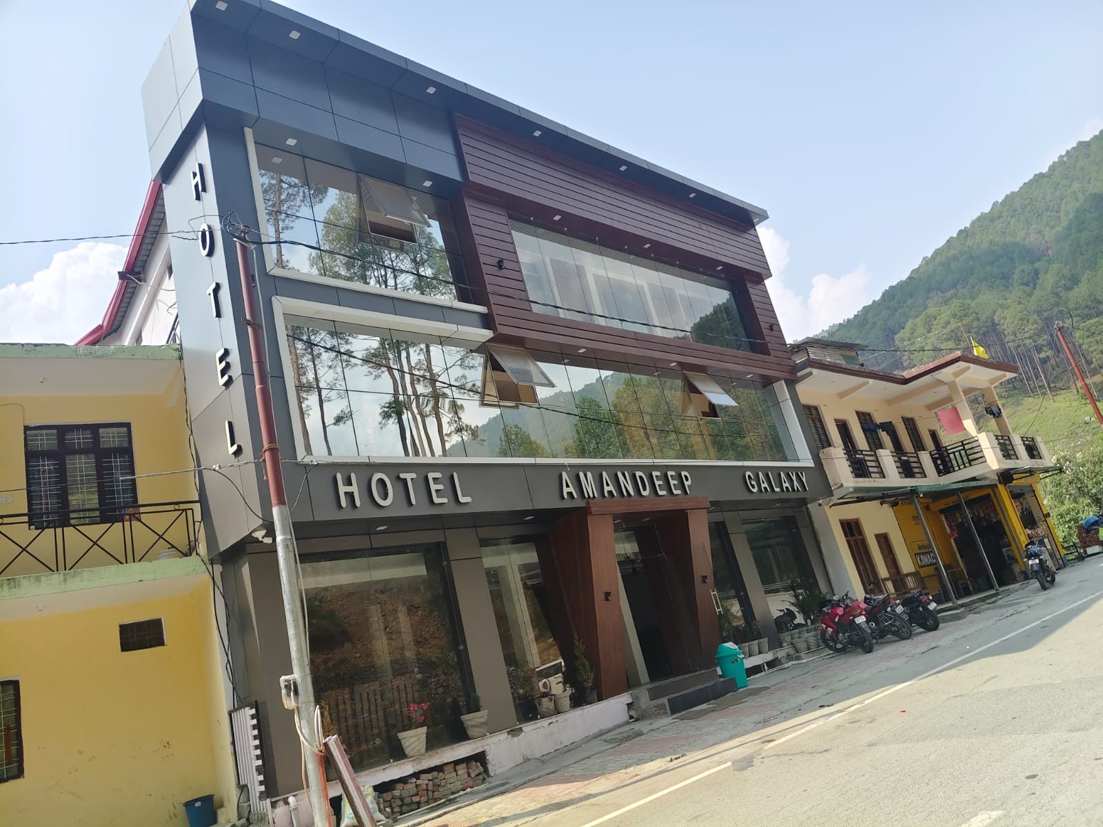 Hotel Amandeep Barkot — exterior with mountain views